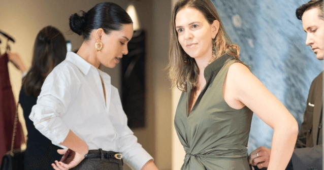 Equipo trabajando en tienda durante una experiencia neuroestilista aplicada al retail