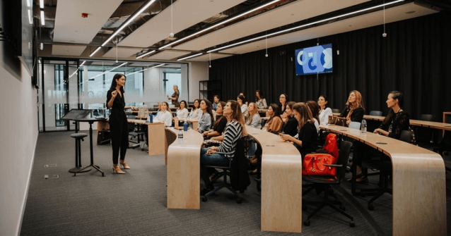 Profesional impartiendo una charla sobre imagen y percepción visual a un equipo corporativo