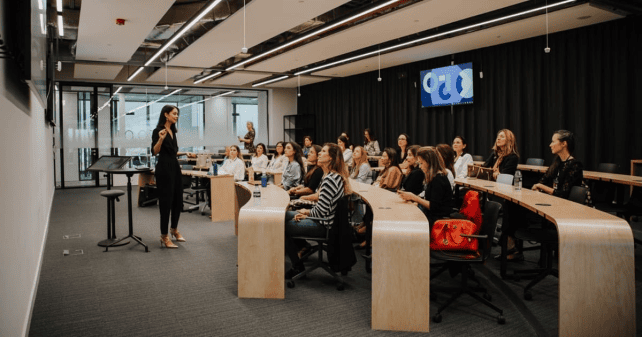 Formadora guiando una sesión sobre imagen profesional y percepción estética ante un equipo corporativo