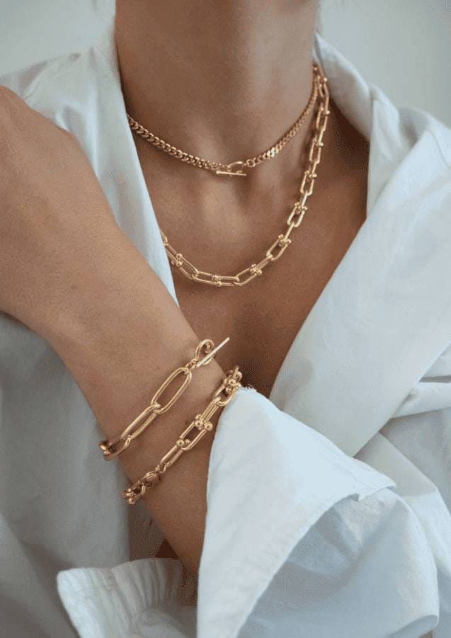 Imagen del capítulo ‘Combinar Collares’ de Verónica Lima, que explica cómo elegir y mezclar collares con armonía.