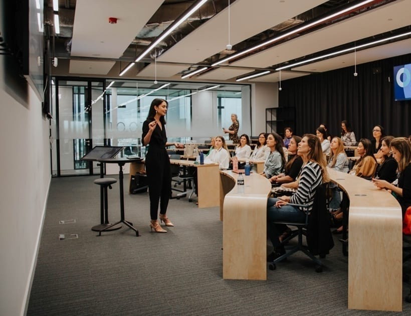 Formadora guiando una sesión sobre imagen profesional y percepción estética ante un equipo corporativo