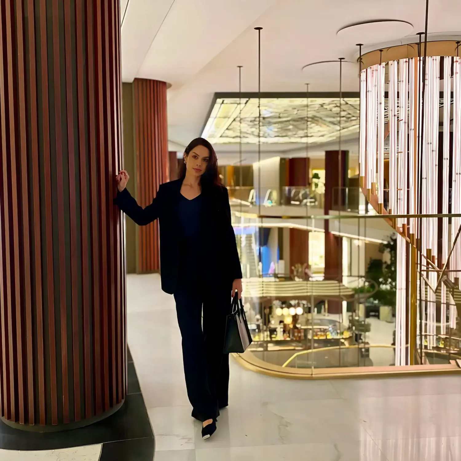 Verónica Lima en un espacio interior elegante, imagen representativa de su asesoría de imagen y Método Neuroestilismo®.