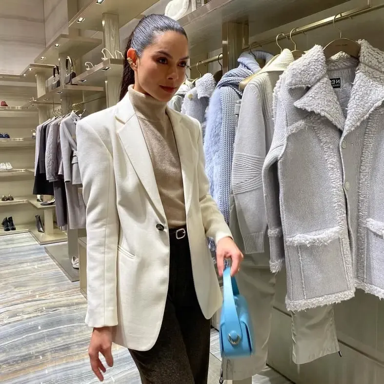 Verónica Lima caminando en un espacio elegante, representando el proceso de transformación de la Asesoría de Imagen Personal.