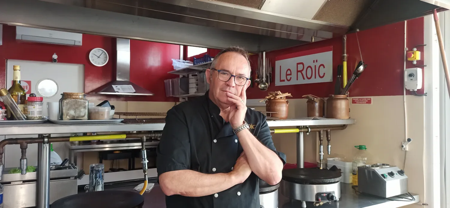 Patrick Rongier, le Père Le Roïc, dans son atelier de Saint-Nazaire