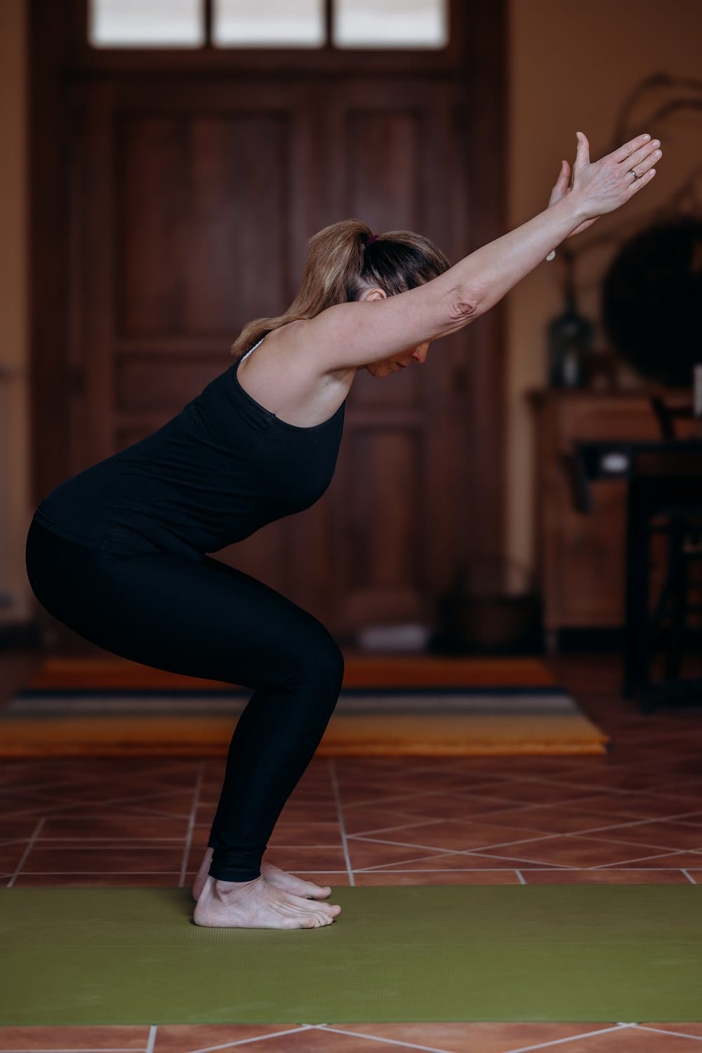 Jutta Gradwohl bei einer kontrollierten Pilates-Übung