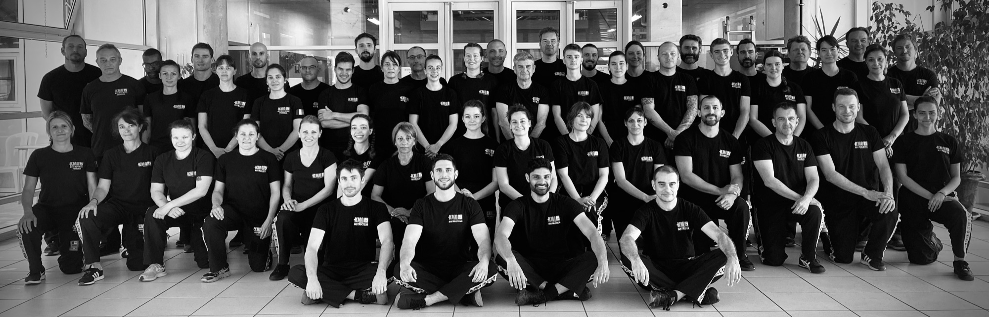 Les élèves et les instructeurs du club, en tenue, dans la salle