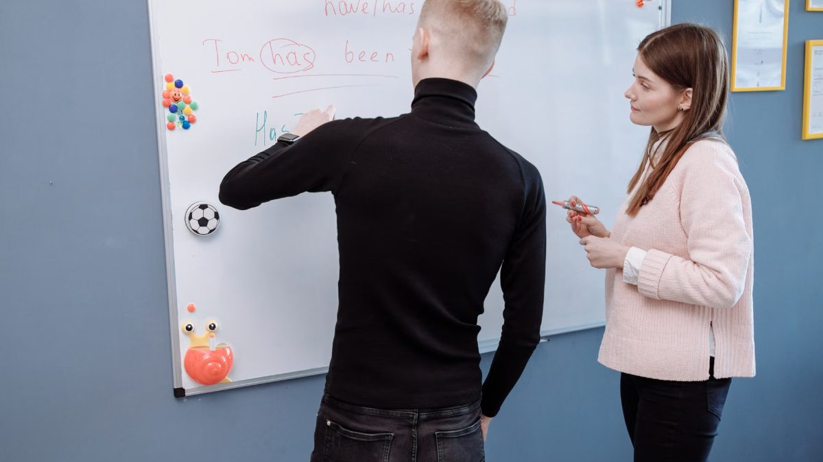 Un enseignant et son élève en cours de langue