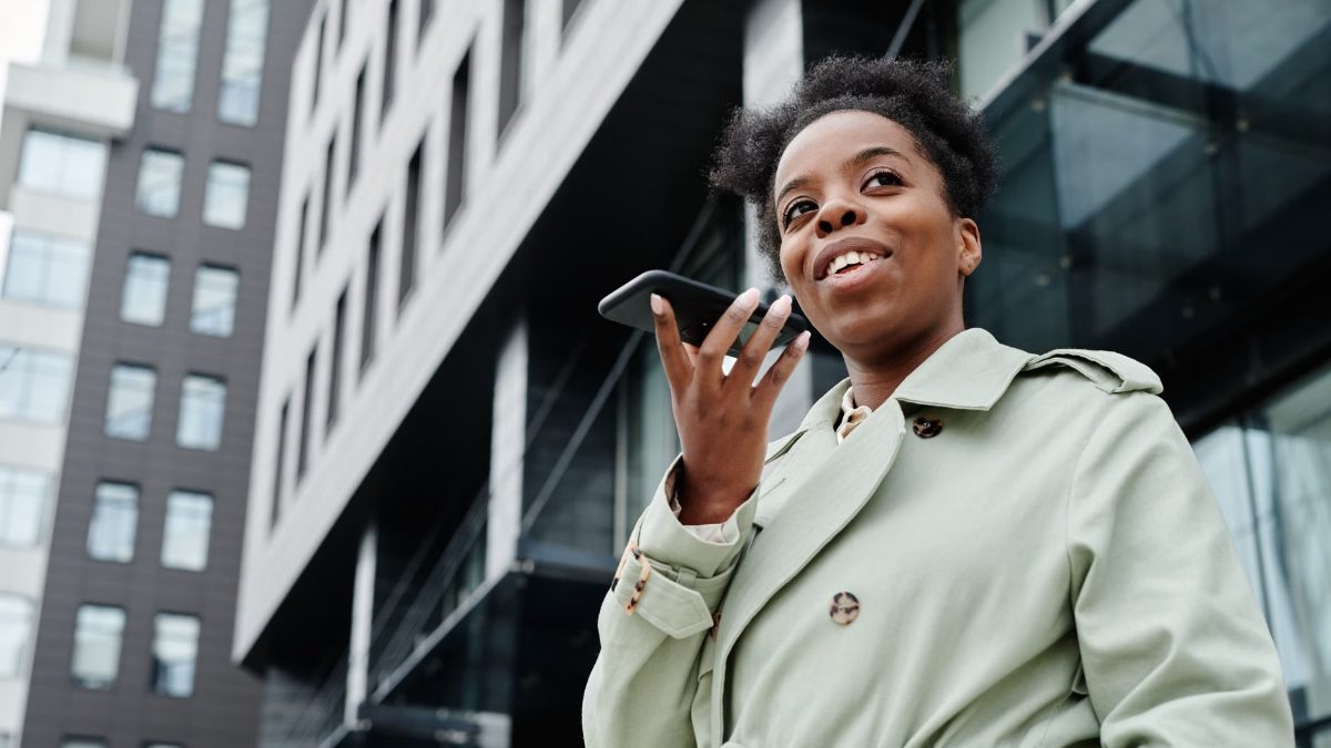 Une jeune femme parle avec assurance