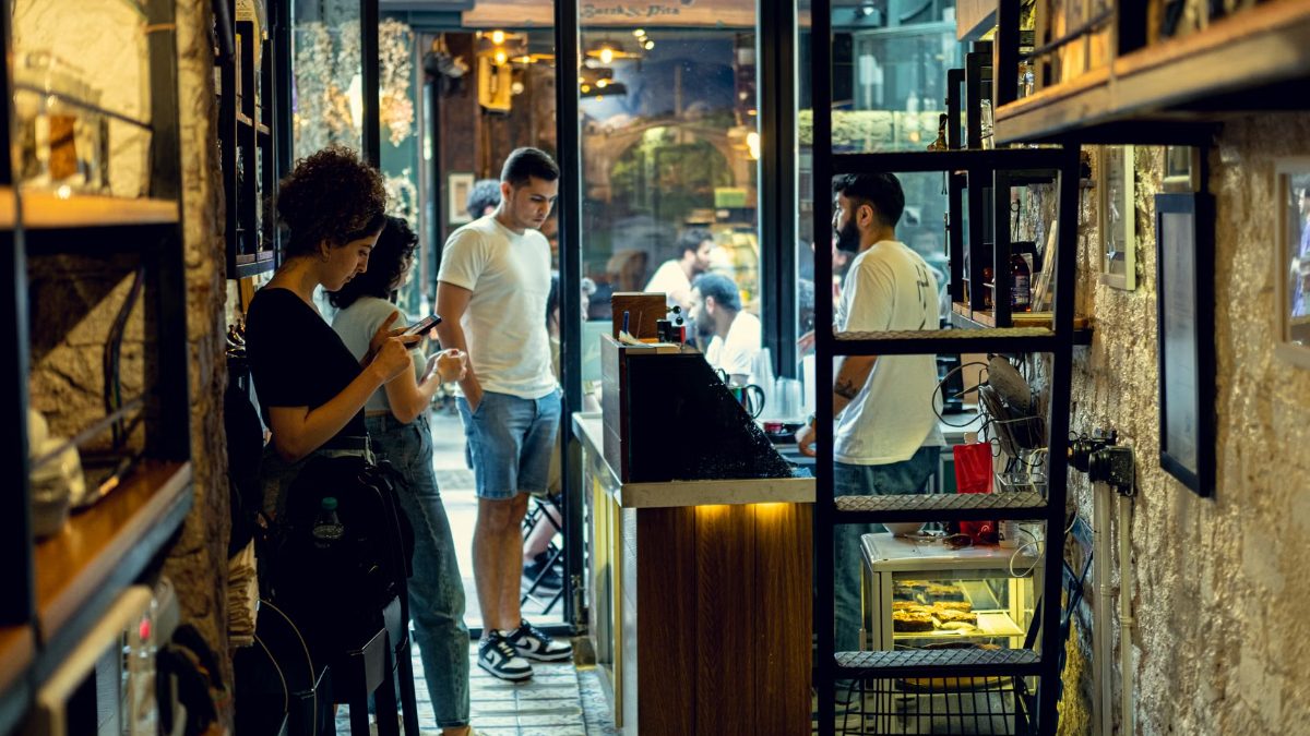 Un groupe d amis discute au café