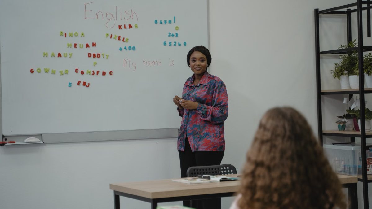 Un enseignant et son élève en cours de langue