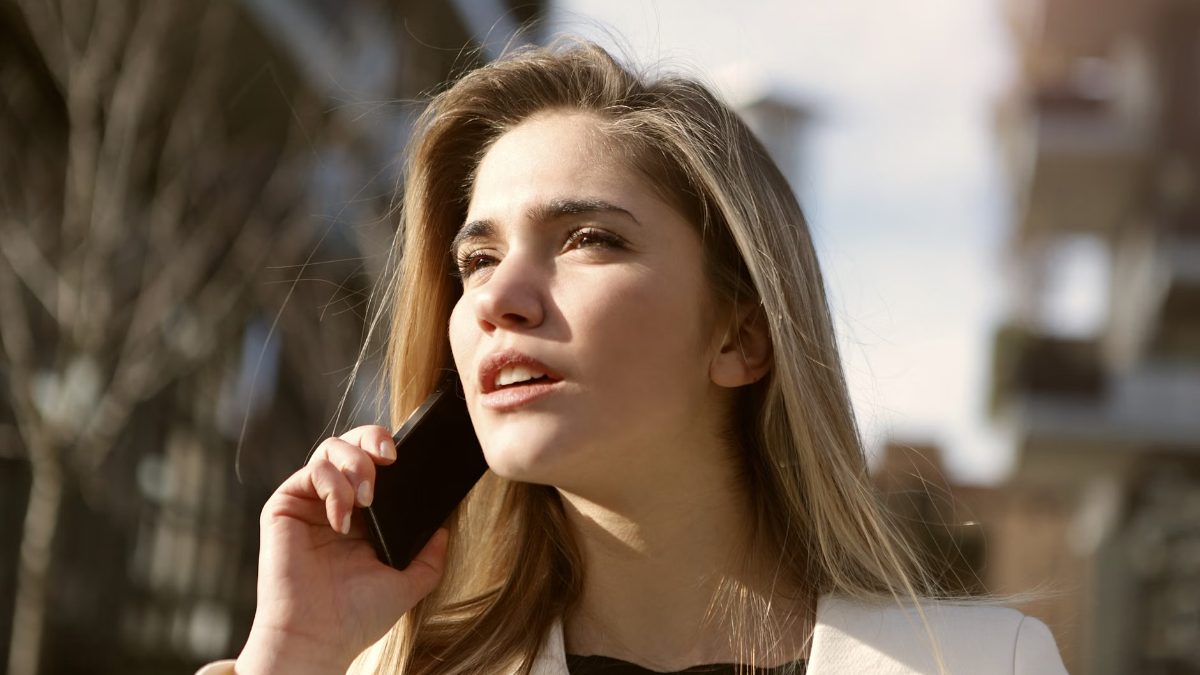 Une jeune femme parle avec assurance