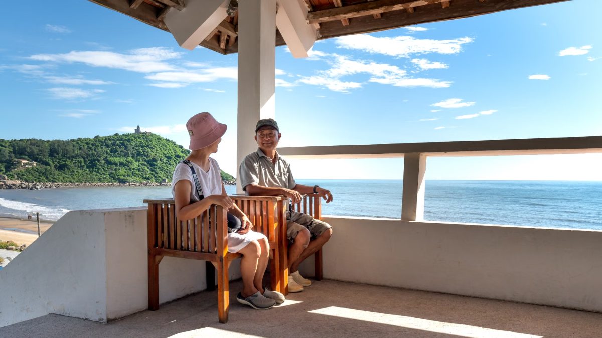 Des personnes discutent en terrasse