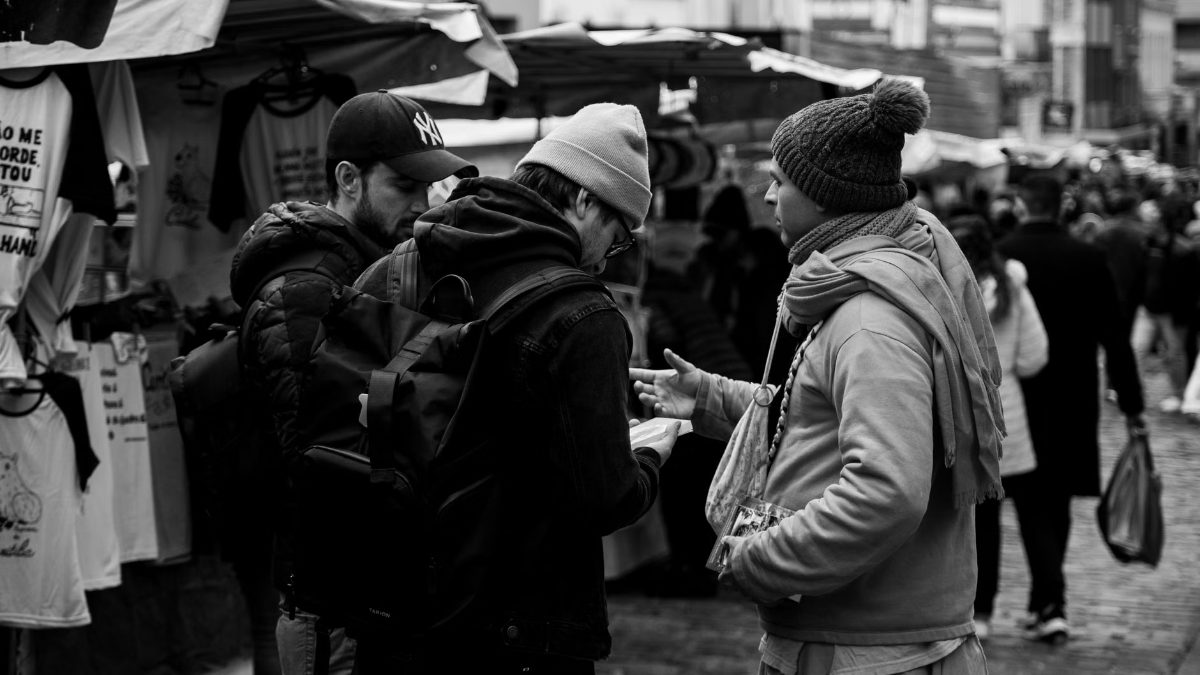 Des gens échangent sur un marché espagnol