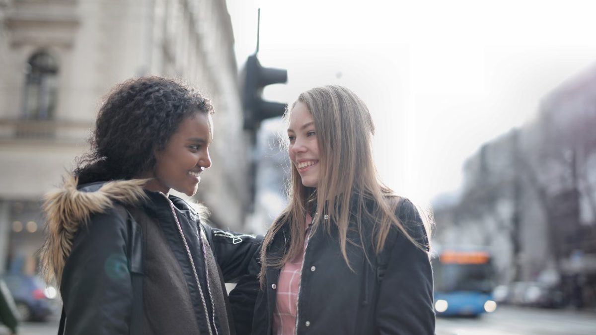 Des amis rient en discutant dans la rue