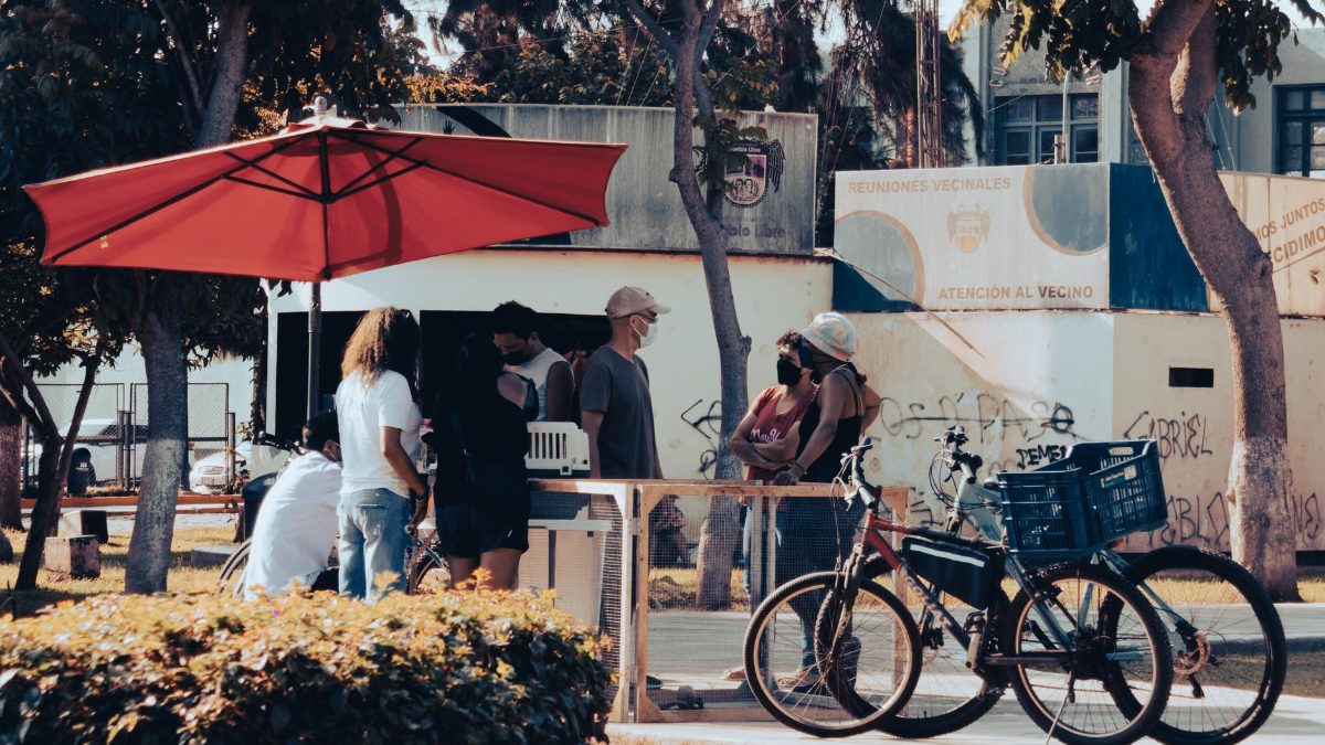 Un groupe d amis discute au café