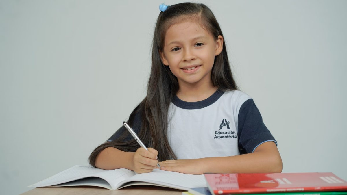 Une étudiante souriante travaille son cahier