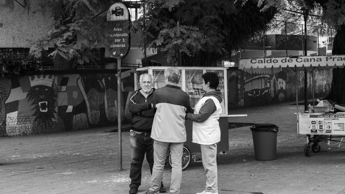 Des gens échangent sur un marché espagnol