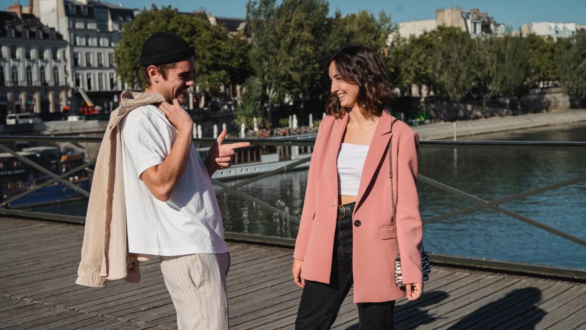 Des amis rient en discutant dans la rue