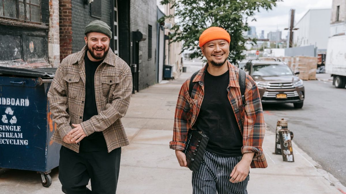 Des amis rient en discutant dans la rue