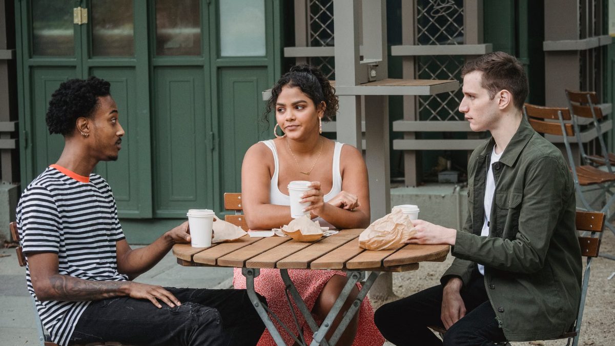 Un groupe d amis discute au café