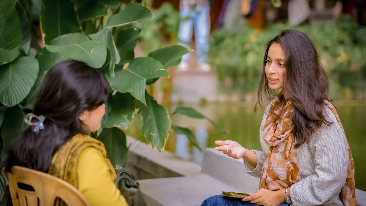 Une jeune femme parle avec assurance