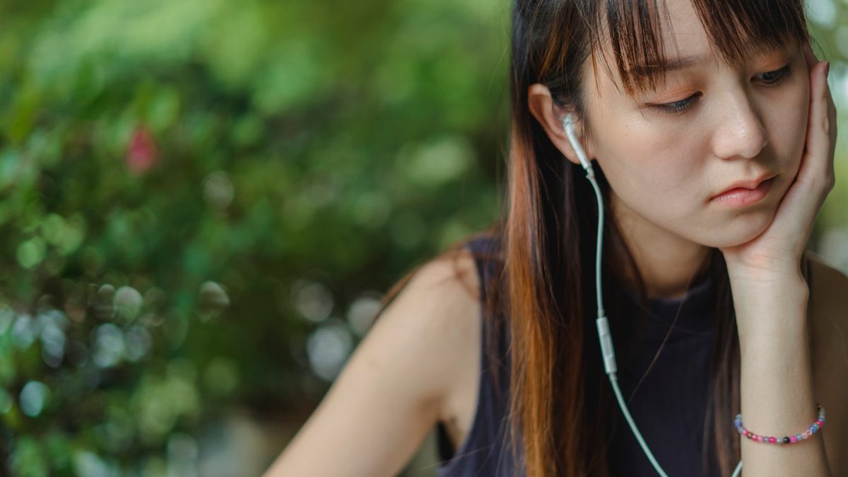 Une femme écoute au casque