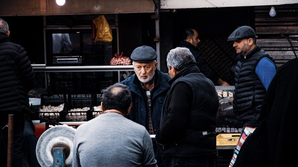 Des gens échangent sur un marché espagnol