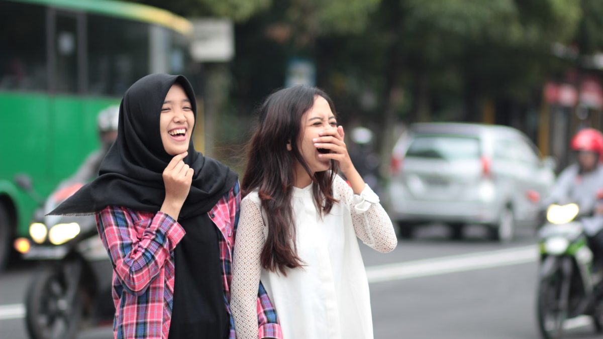 Des amis rient en discutant dans la rue