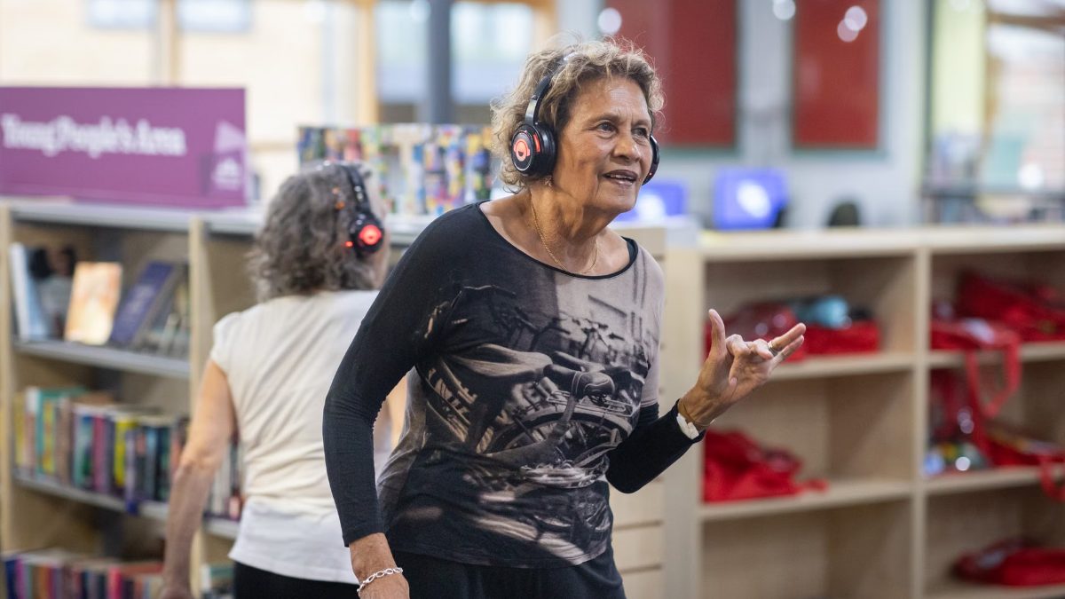 Une femme écoute au casque