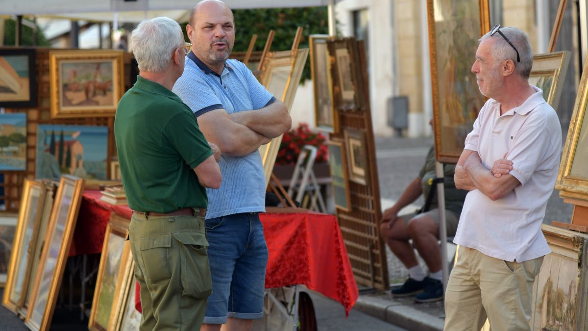 Des gens échangent sur un marché espagnol