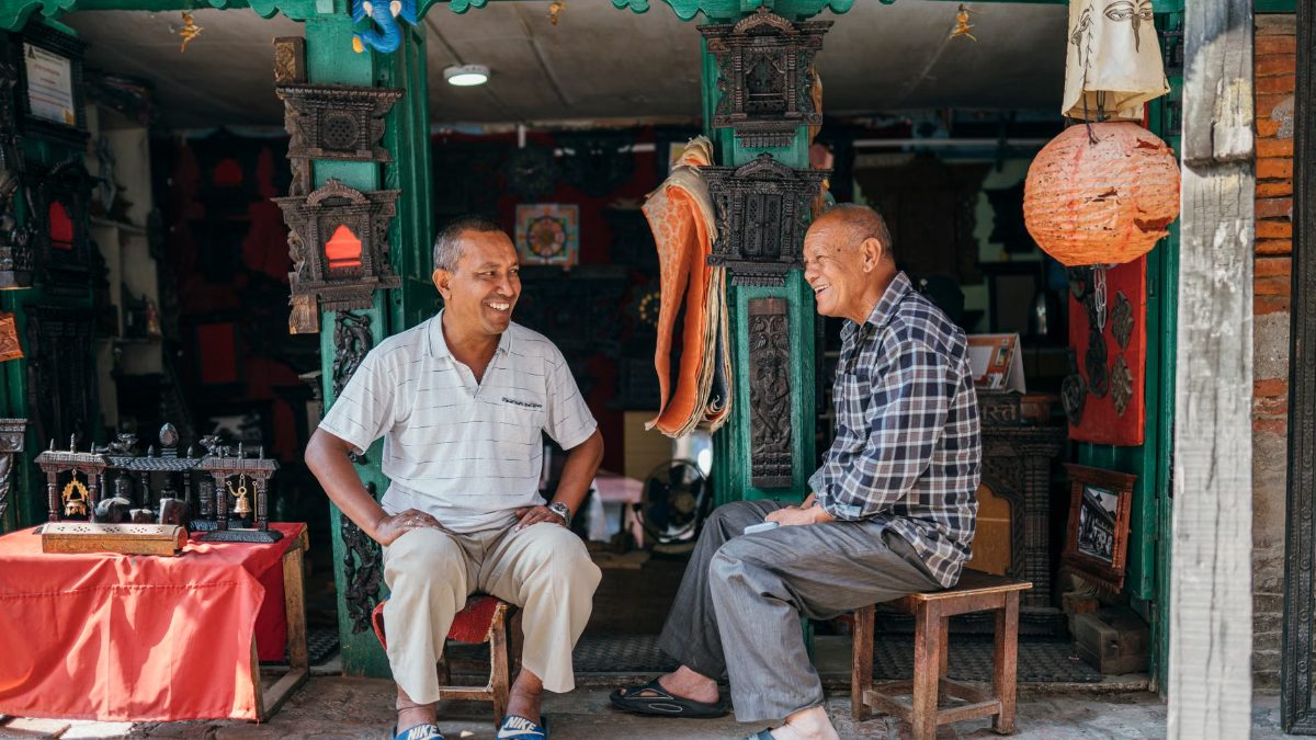 Des gens échangent sur un marché espagnol