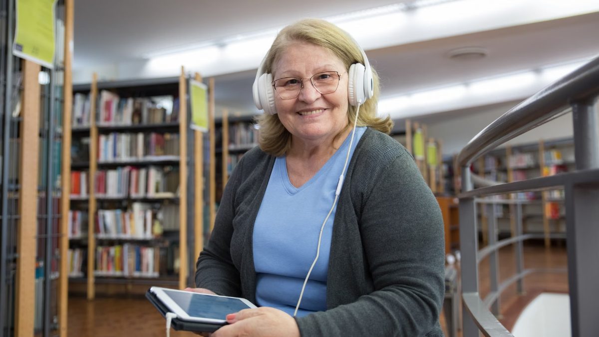 Une femme écoute au casque