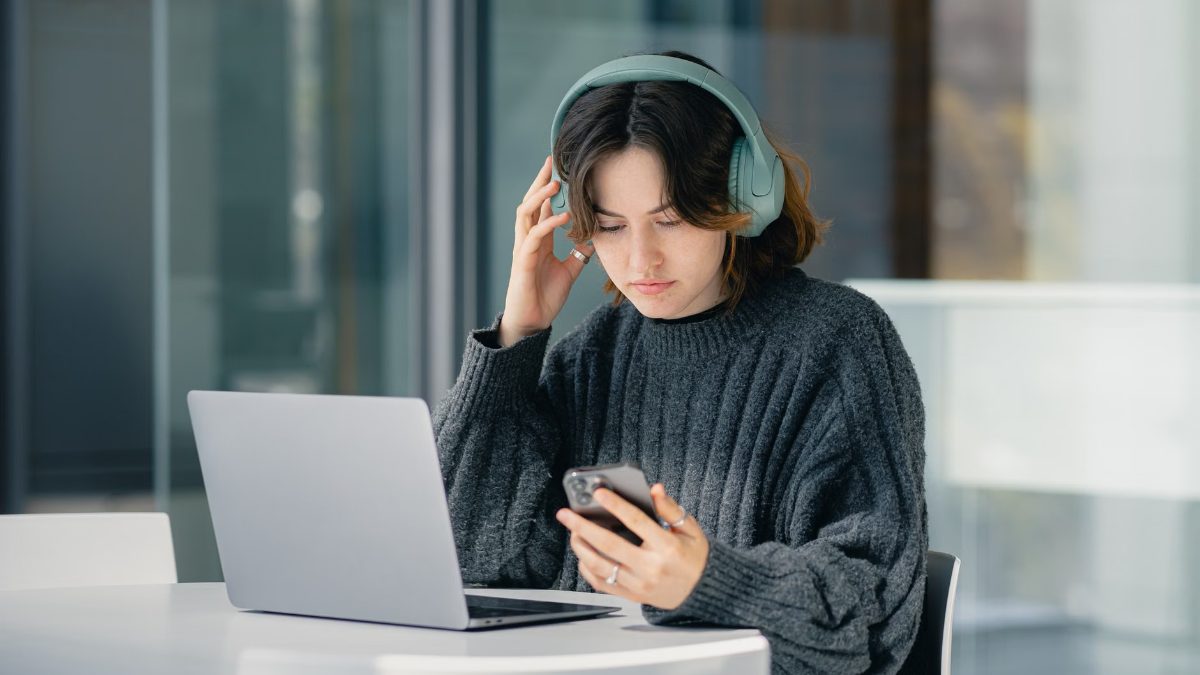 Une femme écoute au casque