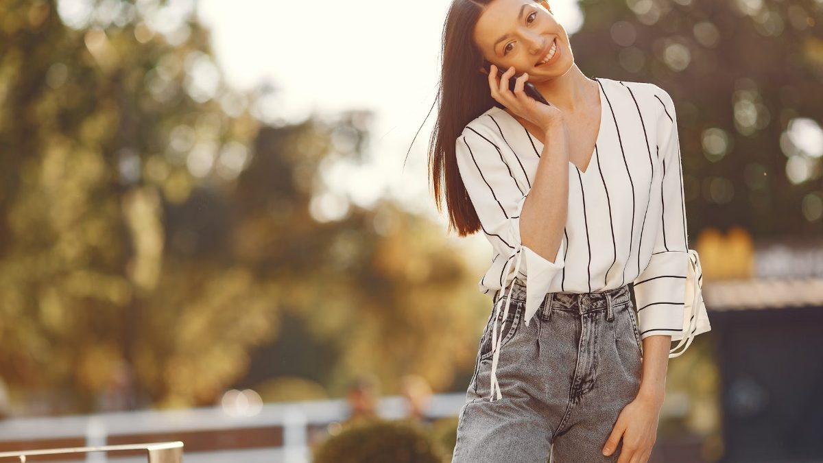 Une jeune femme parle avec assurance