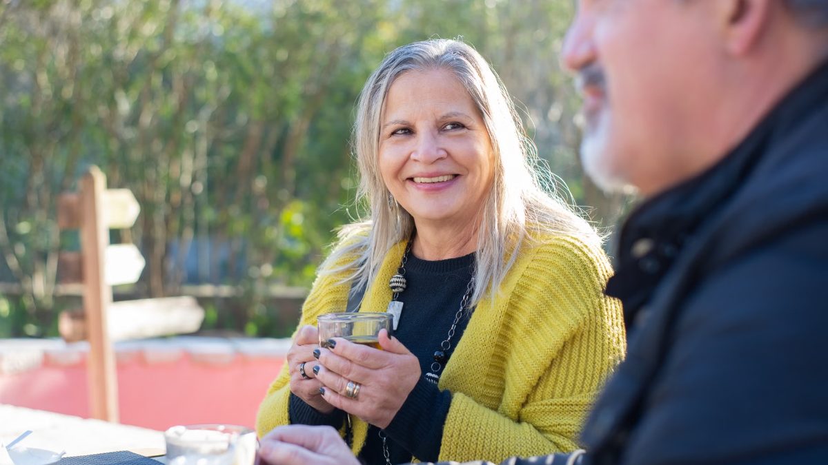 Des personnes discutent en terrasse