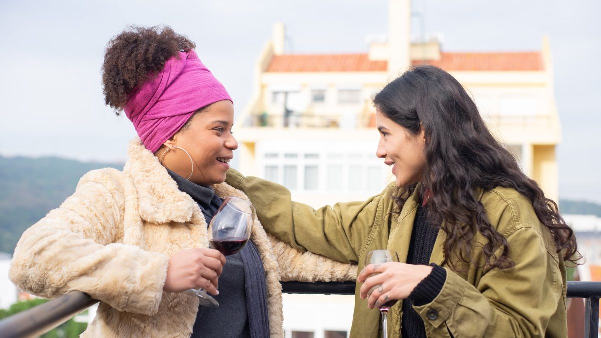 Des personnes discutent en terrasse