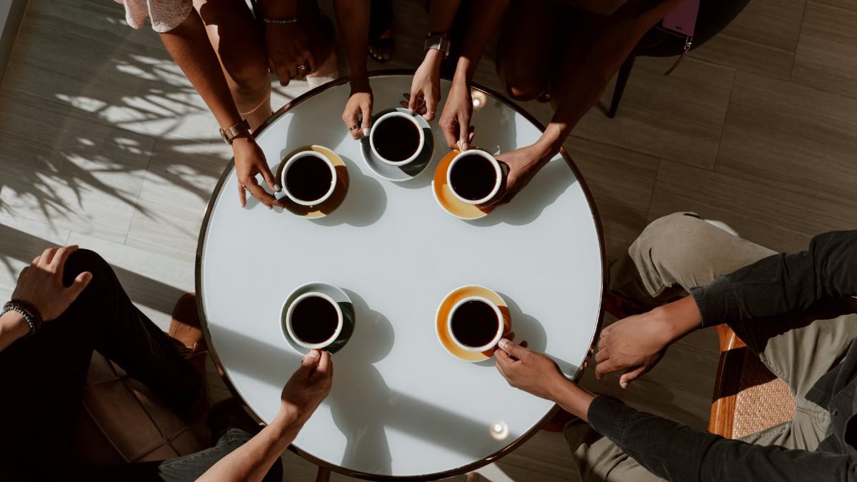 Un groupe d amis discute au café