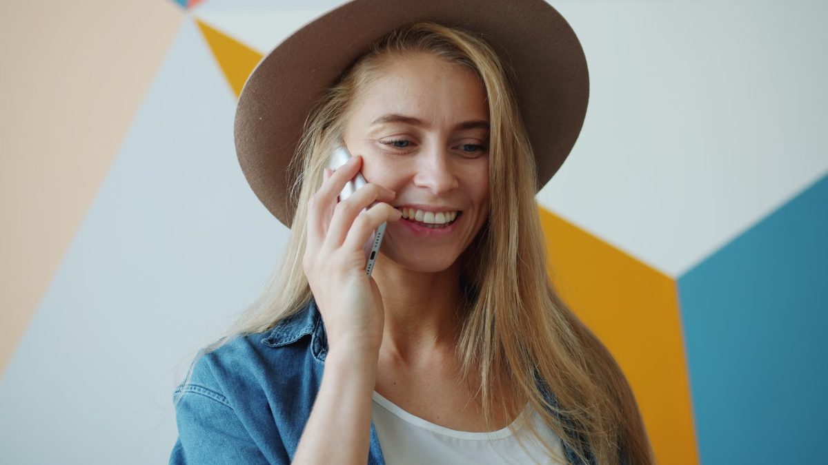 Une jeune femme parle avec assurance