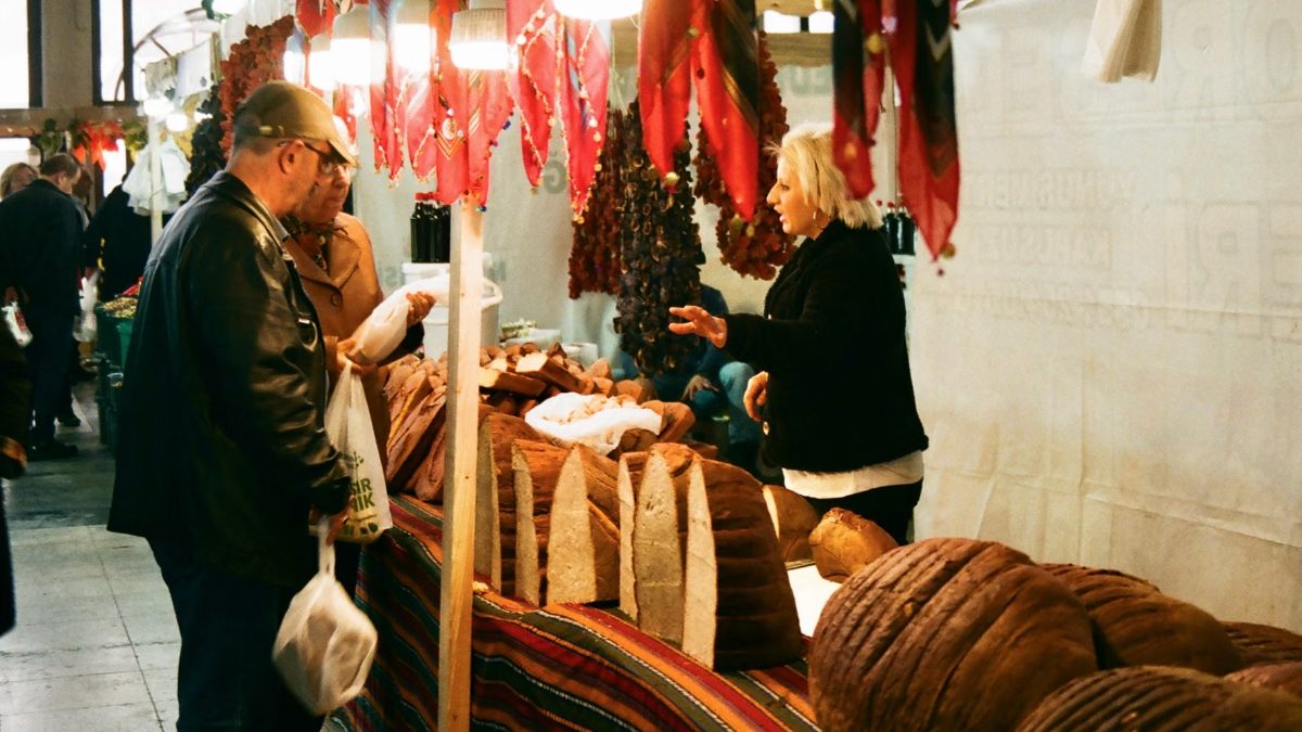 Des gens échangent sur un marché espagnol