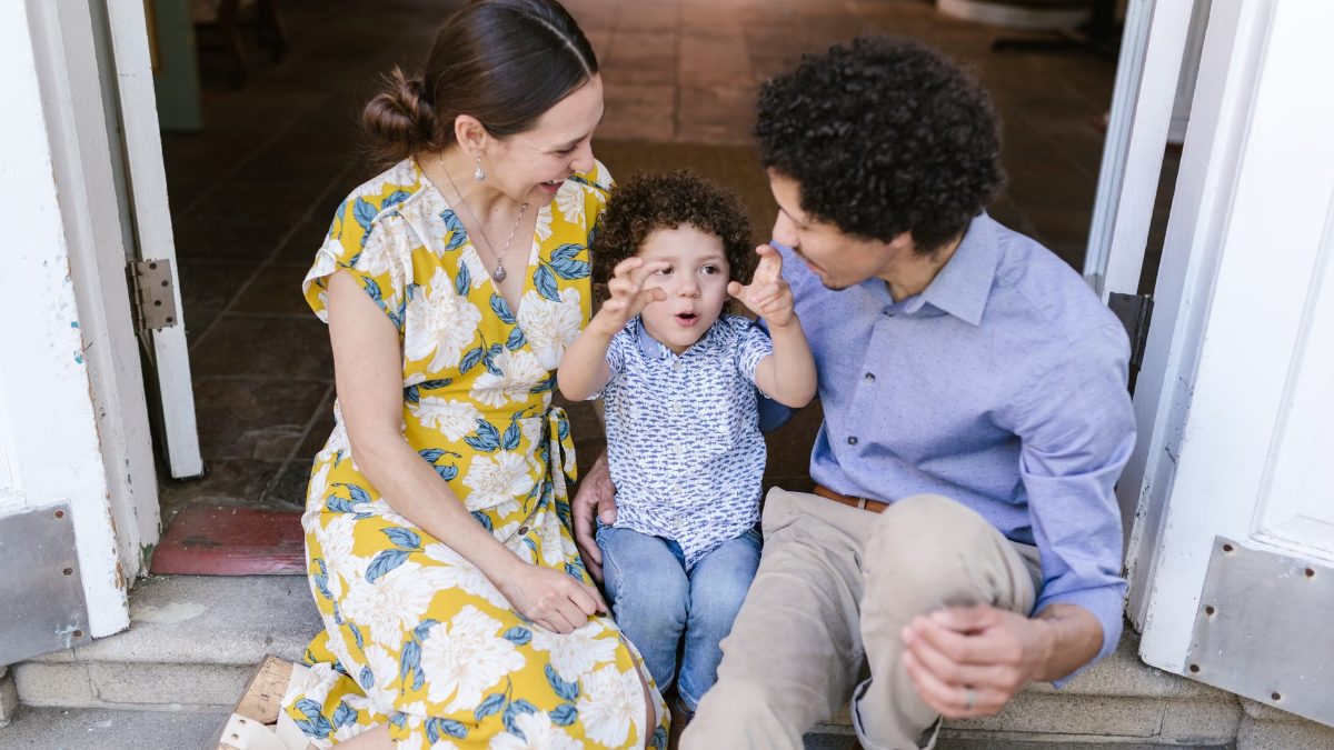Une famille discute en souriant