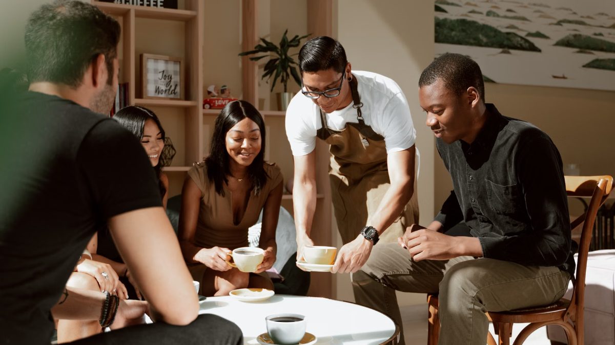 Un groupe d amis discute au café