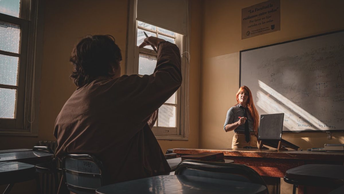 Un enseignant et son élève en cours de langue