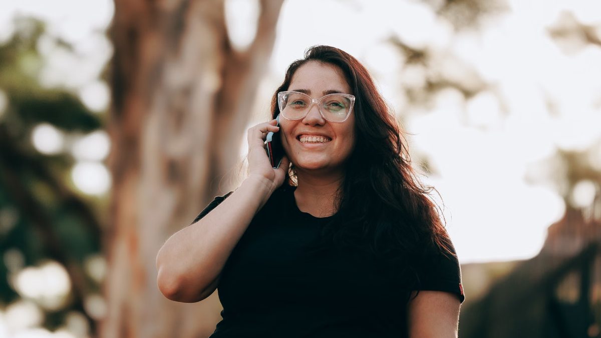 Une jeune femme parle avec assurance
