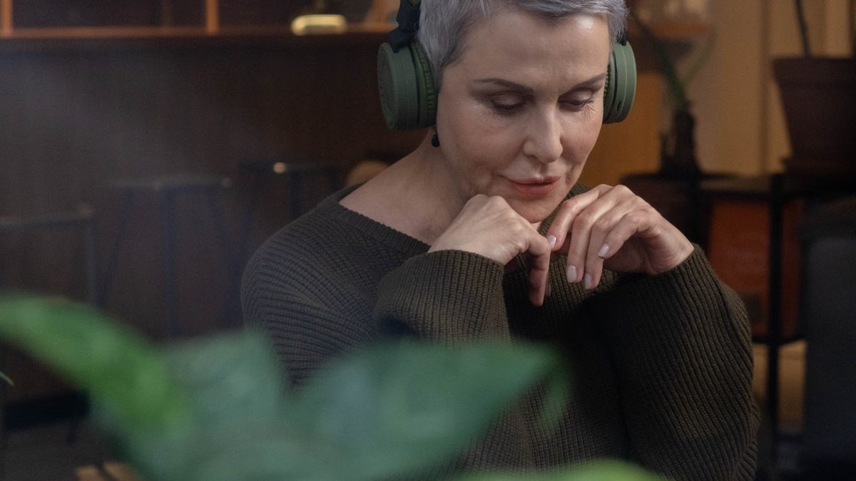 Une femme écoute au casque