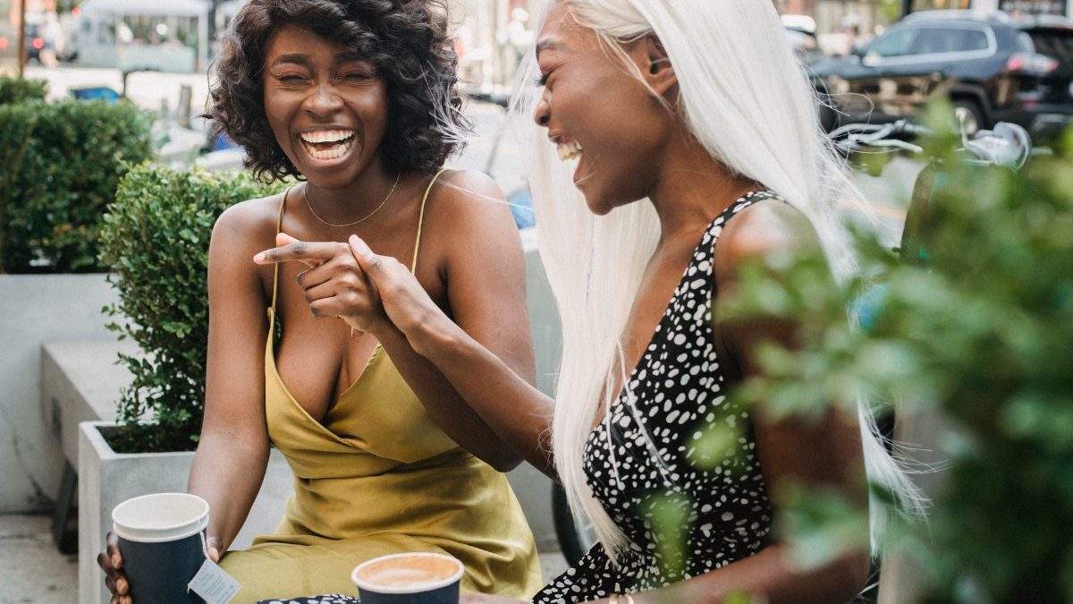 Des amis rient en discutant dans la rue