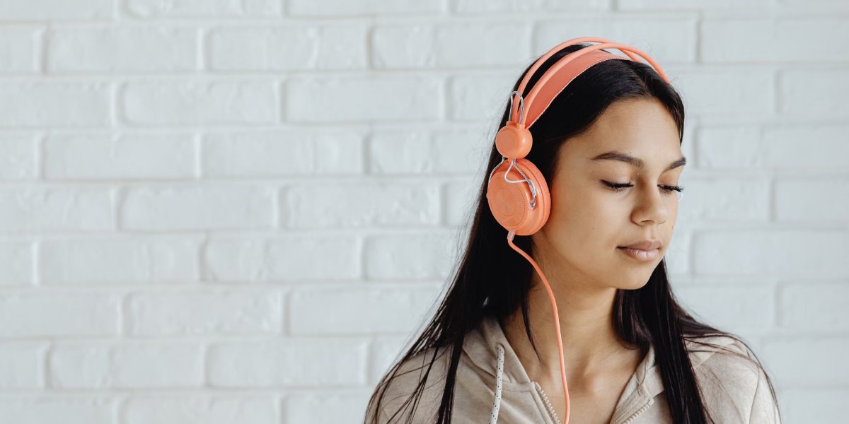 Une femme écoute au casque, concentrée