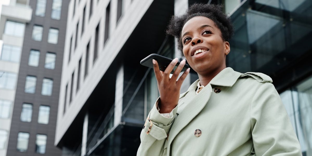Une femme parle avec assurance, souriante