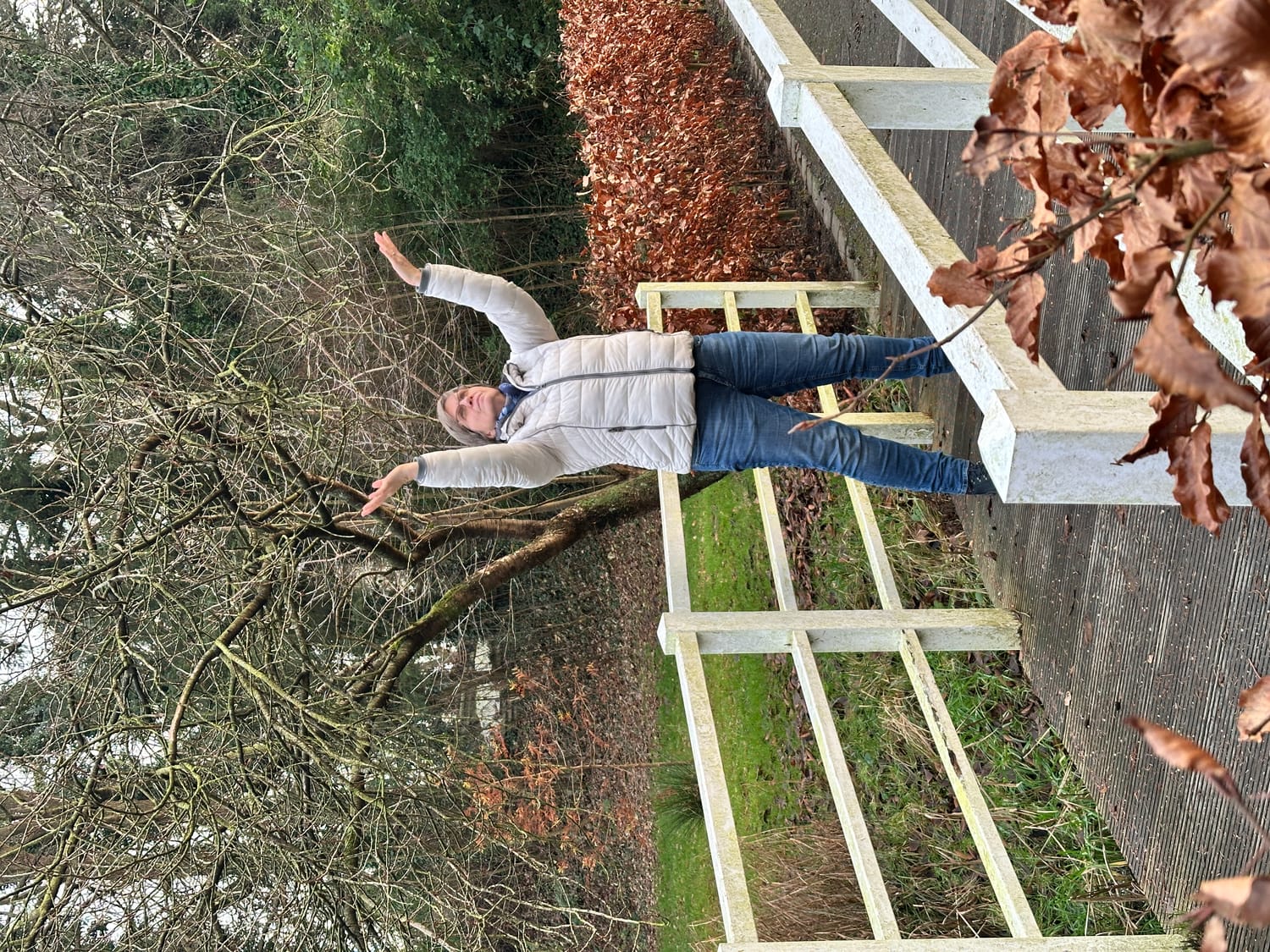 Ruhige Morgenstimmung – Maria in achtsamer Bewegung mit sichtbaren Händen