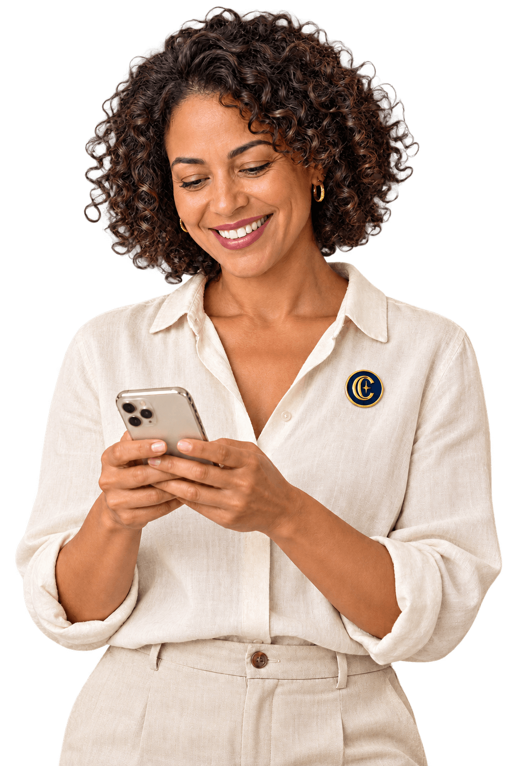 Une représentante de l’équipe STAIR Academy au téléphone, avec un pin’s doré de l’Académie.