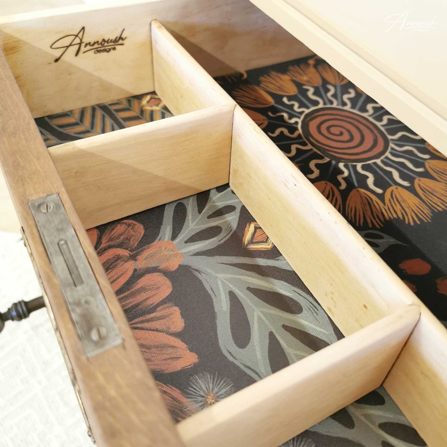 Detailansicht in das mit Boho-Tapete ausgekleidete Schubfach des Beistelltischs